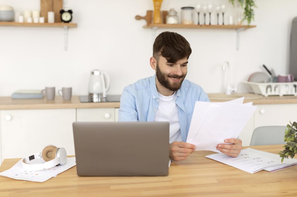 Indépendant qui gère sa paperasse administrative